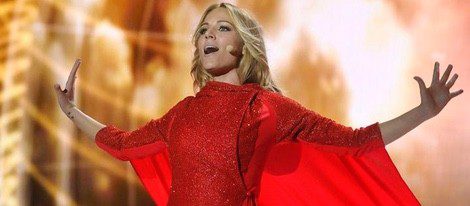 Edurne en el primer ensayo de 'Amanecer' en Eurovision vestida con una capa roja
