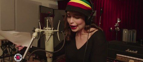 Emilia Clarke canta el tema reggae 'Rastafarian Targaryen' en el musical