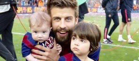 Gerard Piqué celebra la Liga con sus hijos Milan y Sasha