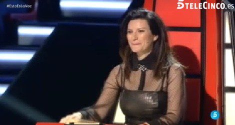 Laura Pausini halagando a Ricky Martin / Telecinco.es