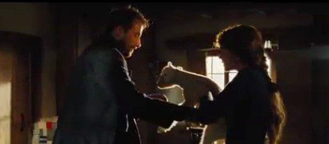 Matthias Schoenaerts le regala un cordero a Carey Mulligan en 'Lejos del Mundanal Ruido'