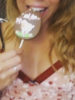 Yoli de 'GH 15' disfrutando de una piruleta de chocolate | Instagram