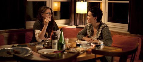 Kristen Stewart y Juliette Binoche en una escena de 'Viaje a Sils María'