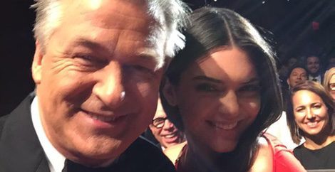 Alec Baldwin se hace un selfie con Kendall Jenner en los Fragrance Foundation Awards | Twitter