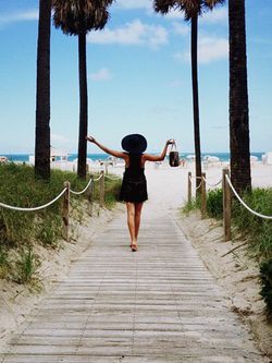 Jessica Bueno caminando hacia la playa / Instagram