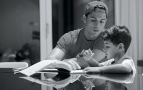 Cristiano Ronaldo haciendo los deberes con su hijo / Instagram