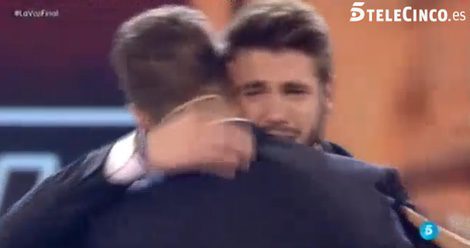 Antonio José abrazando a Antonio Orozco / Telecinco.es