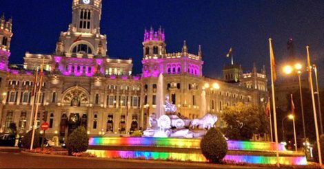 Manuela Carmena celebra el #LoveWins con esta foto del Ayuntamiento de Madrid | Twitter