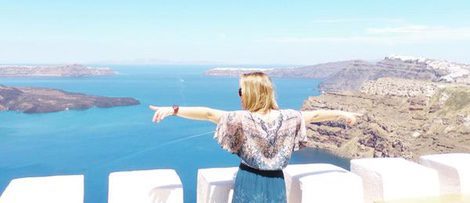 Yolanda disfruta del paisaje de Santorini durante su crucero por las Islas Griegas | Twitter