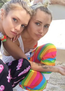 Miley Cyrus posa junto a si novia la modelo Stella Maxwell