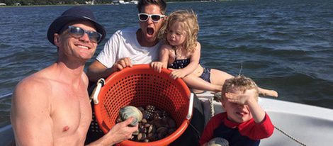 eil Patrick Harris y David Burtka disfrutan de un día de pesca con sus hijos | Instagram