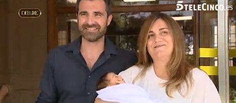 Carlota Corredera y Carlos de la Maza a la salida del hospital con su hija | telecinco.es