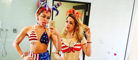 Miley Cyrus celebra el Día de la Independencia junto a Katy Weaver