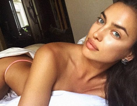 Irina Shayk felicitando el 4 de julio en topless / Instagram