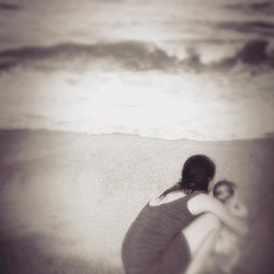 Xenia Tostado y su hija Jimena en el mar