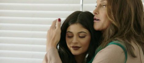 Caitlyn Jenner abraza a su hija Kylie Jenner