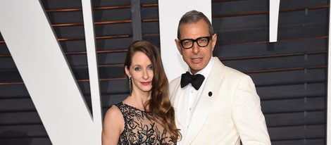 Jeff Goldblum y Emilie Livingston en los Vanity Fair Oscar