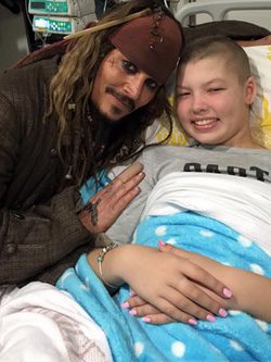Johnny Depp visitando a los niños del hospital Lady Cliento 