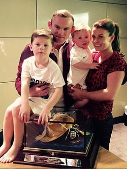 Wayne Rooney junto a su mujer Coleen y sus hijos Kay y Klay