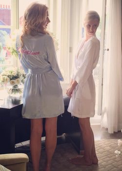 Nicky y Paris Hilton en la habitación del hotel antes de vestirse para el gran día