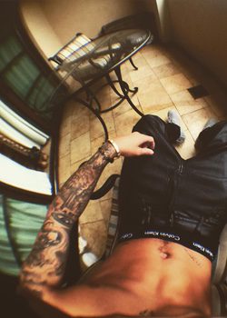 Justin Bieber posa enseña torso posando sin camiseta