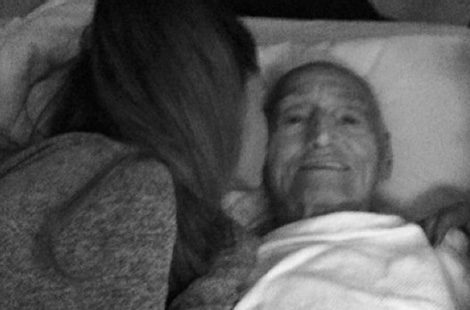 Ariana Grande besando a su abuelo en el primer aniversario de su muerte