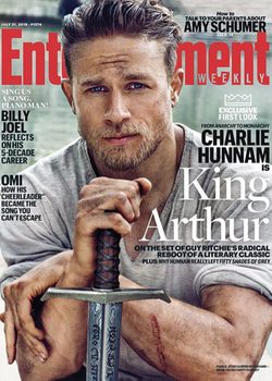 Charlie Hunnam desvela como será el rey Arturo en la portada de Entertainment Weekly