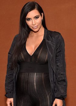 Kim Kardashian luce embarazo de cinco meses