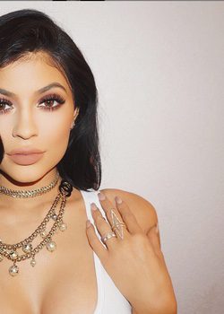 Kylie Jenner presume de anillo en sus redes sociales