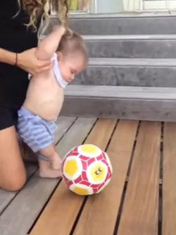 Sasha chutando el balón / Instagram