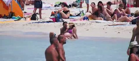 Raquel Sánchez Silva y Matías Dumont sentados en la orilla de la playa