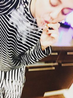 Miley Cyrus fumando | Instagram
