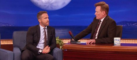 Ryan Reynolds durante su entrevista con Conan O'Brian