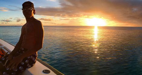 Lewis Hamilton disfrutando de la puesta de sol de Barbados | Foto: Instagram