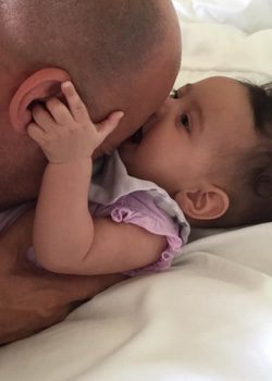 Vin Diesel dando un beso a su hija Pauline | Foto: Instagram