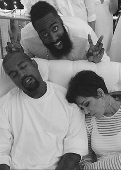 Kris Jenner y Kanye West haciéndose los dormidos en el cumpleaños de James Harden