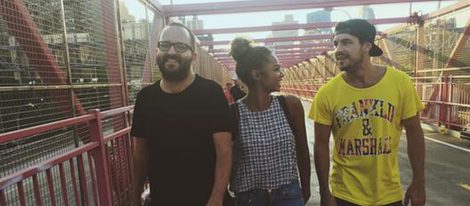 Berta Vázquez con Mario Casas y un amigo paseando por Nueva York / Twitter