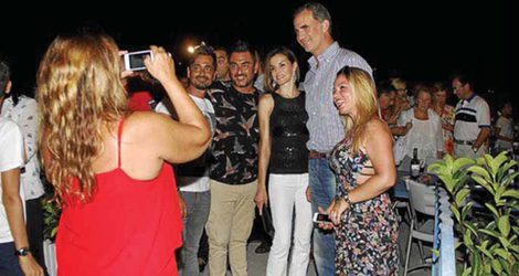 Los Reyes fotografiándose con algunos fans | Diario Ultima Hora Mallorca