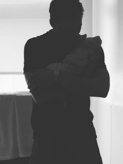 Kevin Durand acunando a su hija|Foto:Instagram