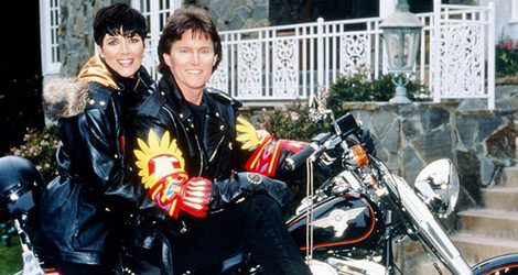 Kris y Bruce Jenner posan sobre una moto
