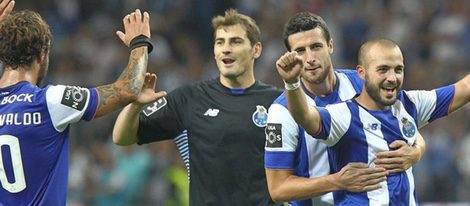 Iker Casillas celebra la victoria del Porto con sus compañeros