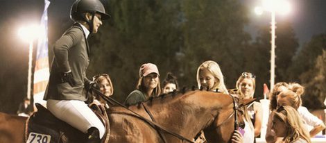 Kaley Cuoco en una competición a caballo junto a sus amigas