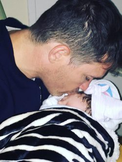 Brian Perri con su hija Skyler Eva|Foto: Instagram
