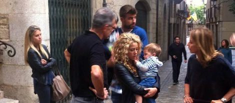 Gerard Piqué con sus hijos, su novia y sus padres en Girona
