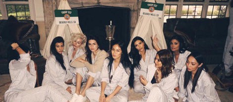 Kim Kardashian celebra una fiesta de pijamas temática con sus familiares y amigas