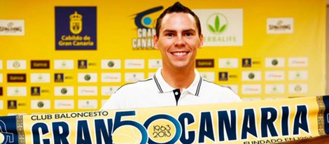 Kyle Kuric posando con una bandera del Herbalife Gran Canaria | Foto: OkDiario