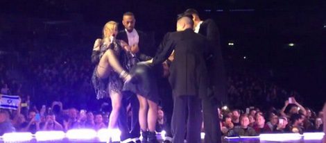 El azote de Madonna a Rita Ora en su concierto de la gira 'Rebel Tour' | Foto: Diario Welly