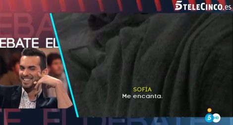 Suso viendo el edredoning de Ricky y Sofía / Telecinco.es