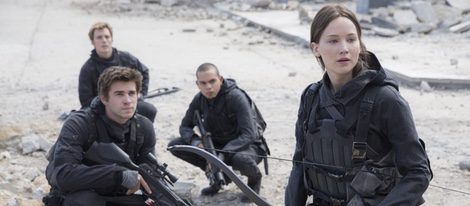 Jennifer Lawrence y Liam Hemsworth en 'Los Juegos del Hambre: Sinsajo Parte 2'
