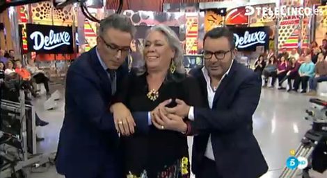 Kiko Hernández y Jorge Javier Vázquez sujetando el pecho a Carmen Gahona / Telecinco.es